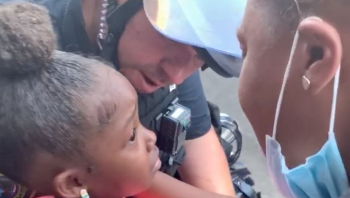 “¿Nos vas a disparar?”: Niña pequeña le pregunta a policía durante protestas en EU (Video)