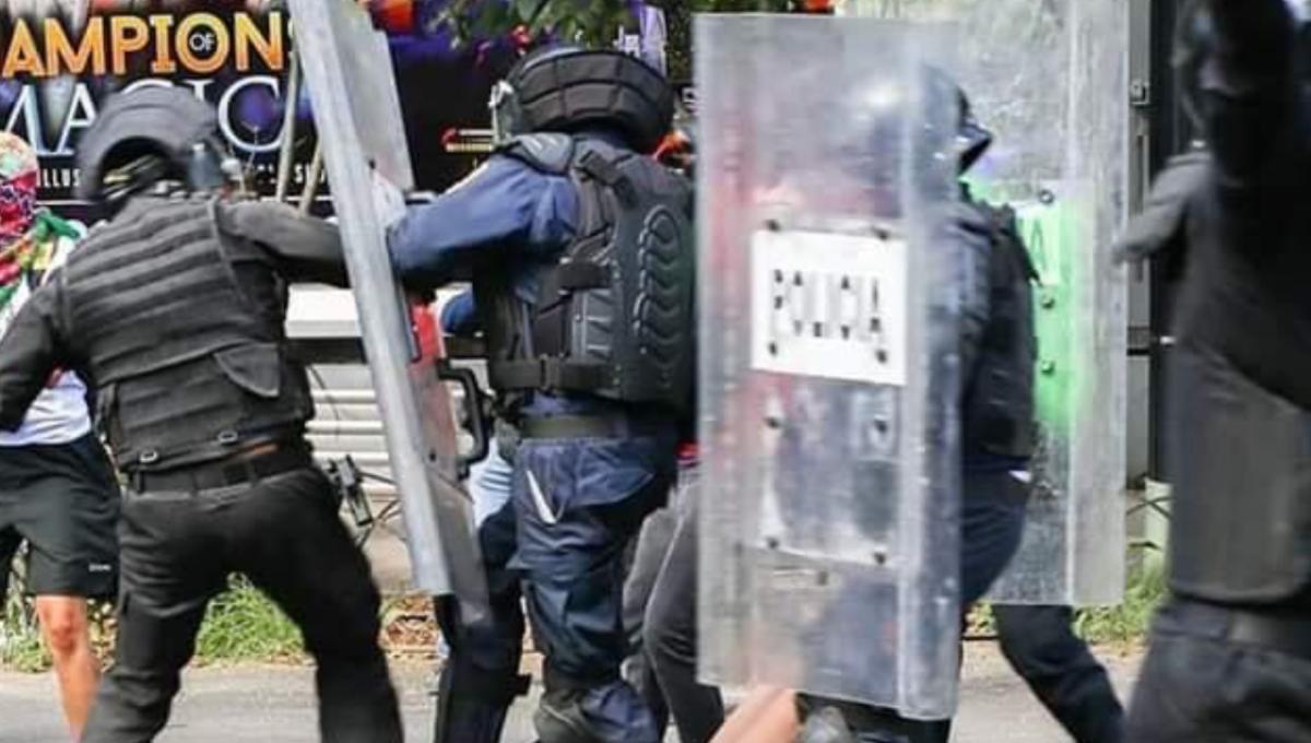Policías de la CDMX patean brutalmente a joven durante protesta en Polanco