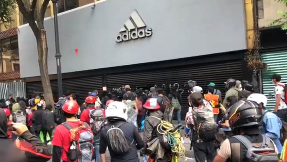 ¿Justicia? Saquean tienda de ropa deportiva durante manifestación en CDMX