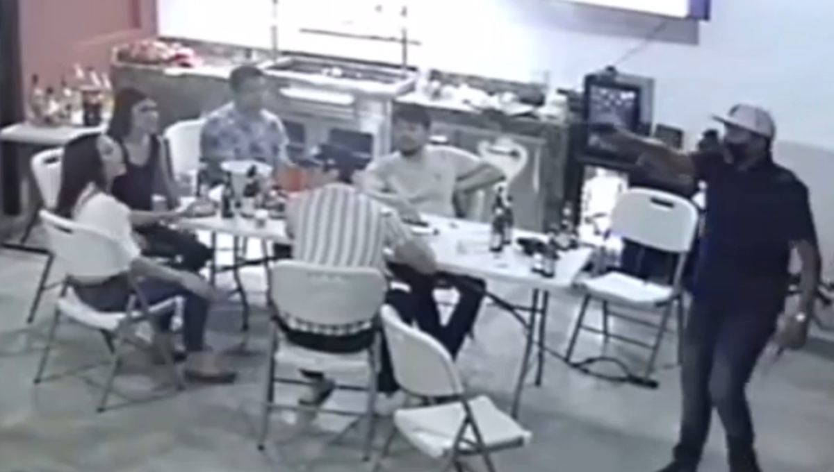 Grupo de amigos enfrenta a asaltante que entró a robar en casa de Monterrey (Video)