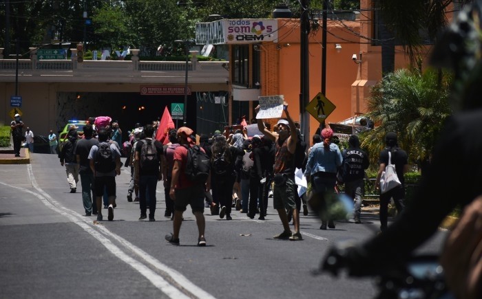 Protestan contra brutalidad policial y vandalizan centro de Xalapa, Veracruz y en apoyo a los manifestantes en Guadalajara