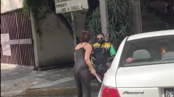 Mujer intenta dar chanclazo a policía en CDMX y surge #LadyChancla