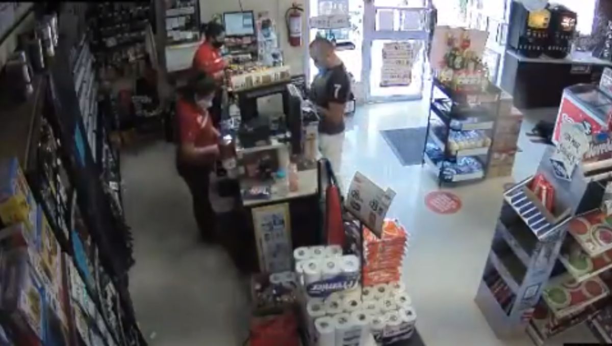 Contenido delicado: Sicarios acribillan a sangre fría a un hombre dentro de un OXXO