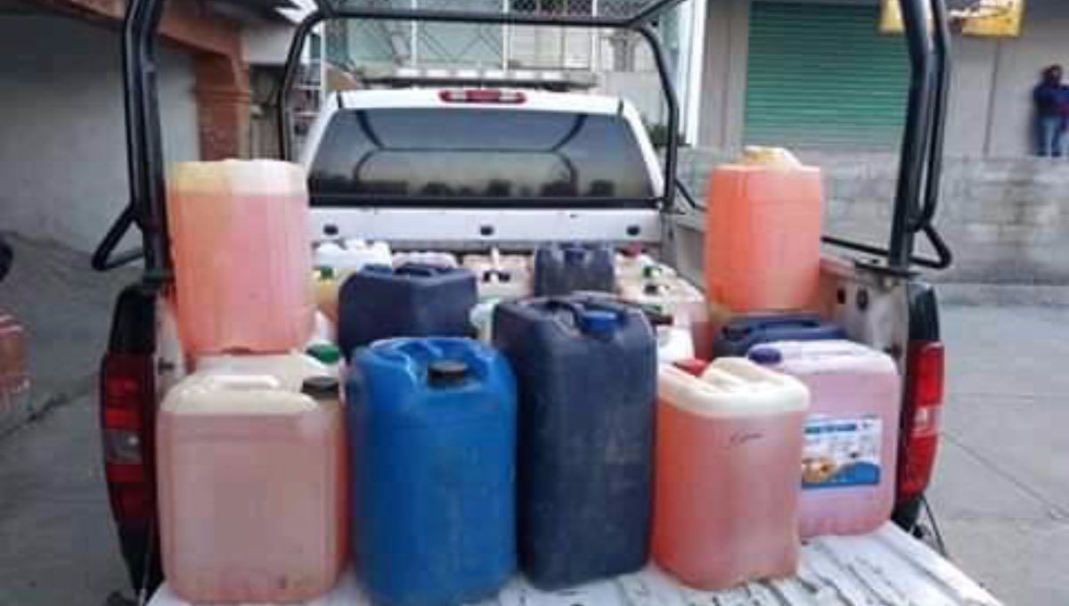 Pobladores golpean y desarman a policías; los acusan de ser huachicoleros