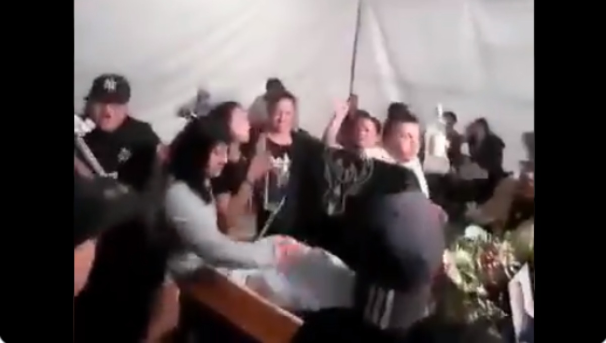 Narco funeral en CDMX se lleva a cabo sin sana distancia y disparos al aire (Video)