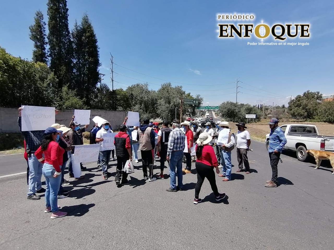 Bloquean vía federal Tlaxcala-San Martín, se niegan a construcción de gasera 
