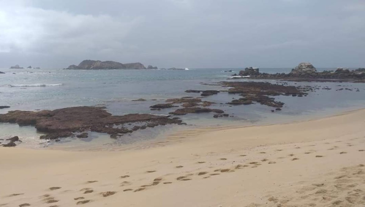 “Las embarcaciones están sobre las piedras”, reportan que mar se aleja de las playas de Huatulco
