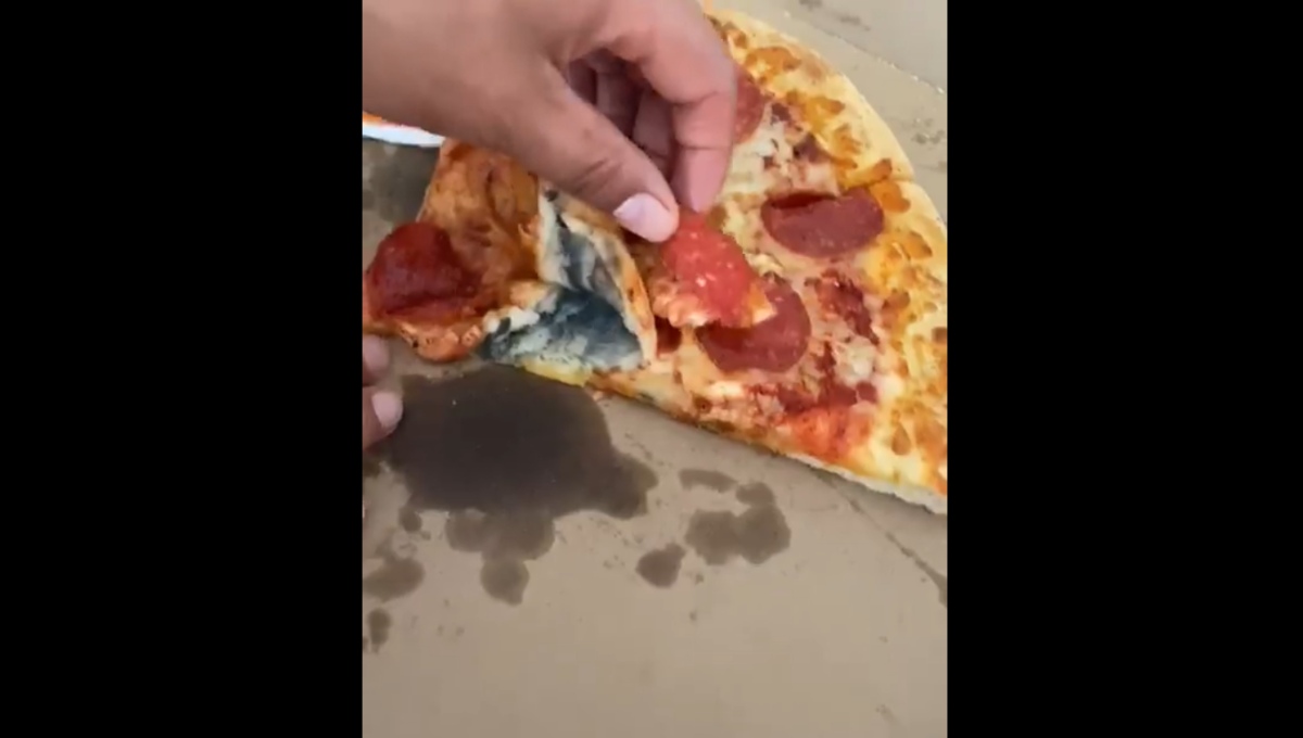 “Vean la asquerosidad”: Denuncian venta de pizza ‘verde’ en  Little Caesars (Video)
