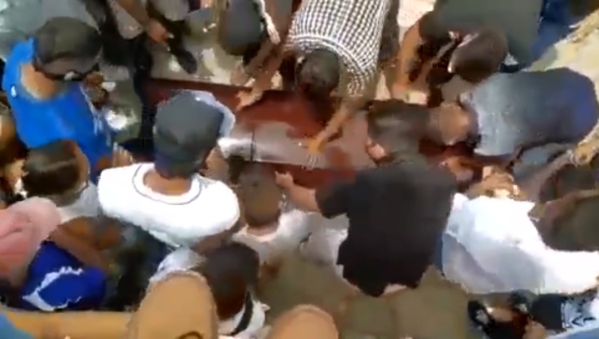 ¡Sin sana distancia! Familiares abren ataúd para ver el cuerpo de hombre fallecido por COVID-19 (Video)