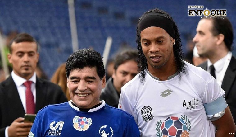 ¿Ronaldinho regresa del retiro para ser dirigido por Maradona? 