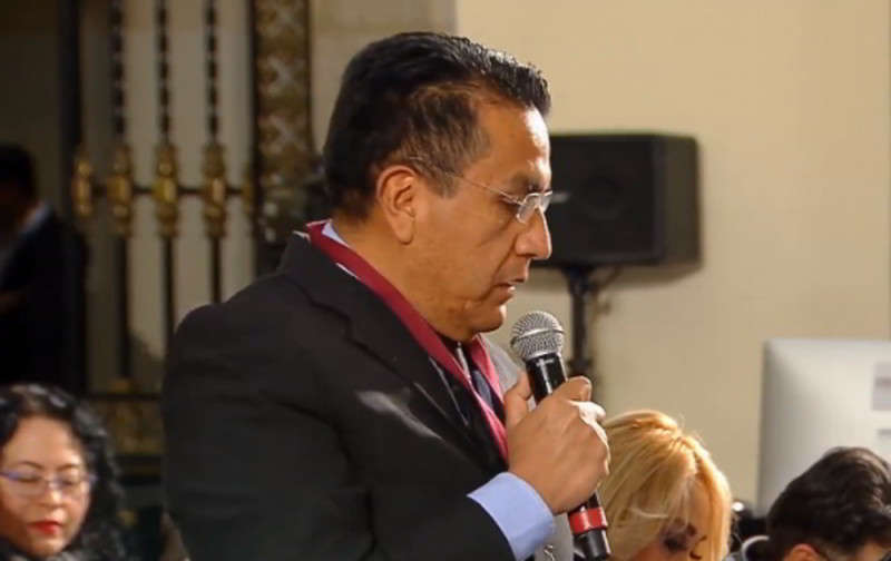 Abuchean a reportero en la mañanera por intentar desacreditar a feministas que convocaron a paro