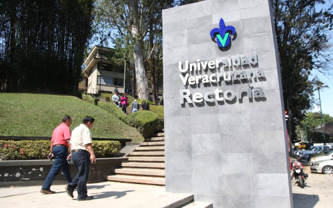 Universidad Veracruzana suspende curso de maestro señalado por acoso sexual y abuso de autoridad