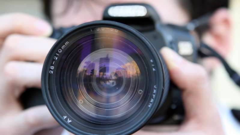 Mujer somete y exhibe a sujeto que fotografió a su hija de 14 años