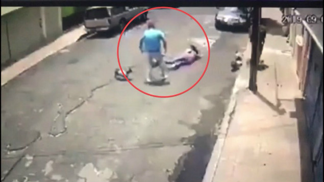 Detienen a hombre que aventó a mujer que paseaba a su perro