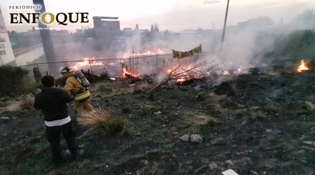 Bomberos sofocan un incendio en la autopista México-Puebla (Video)