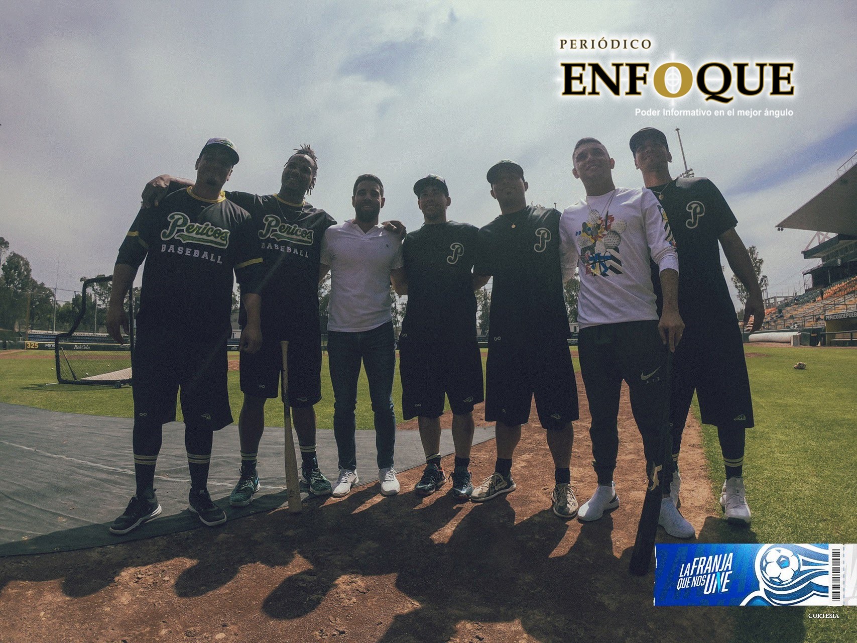 Futbolistas del Puebla aprenden a jugar béisbol con Pericos 