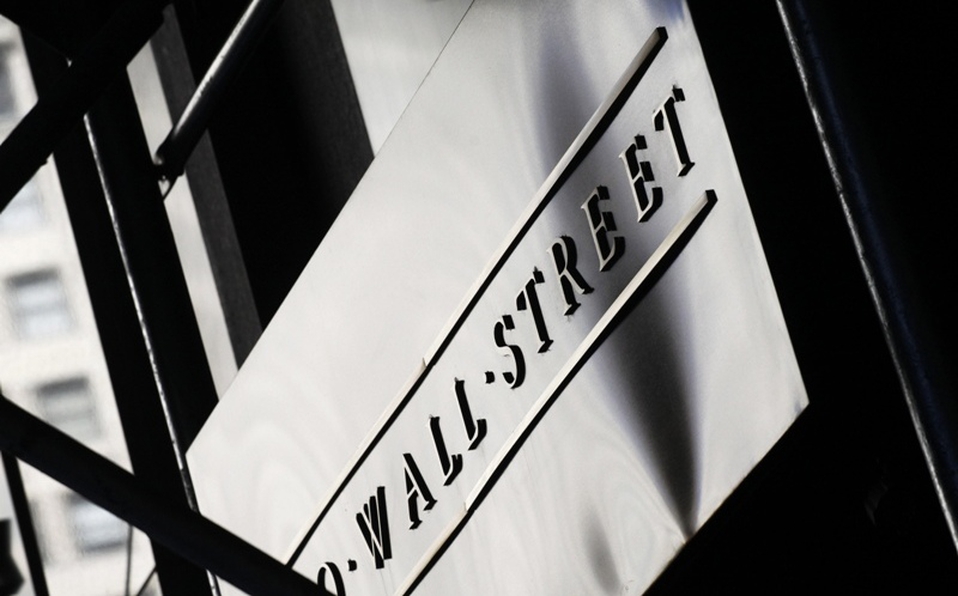 Wall Street se desploma 7% y suspende operaciones