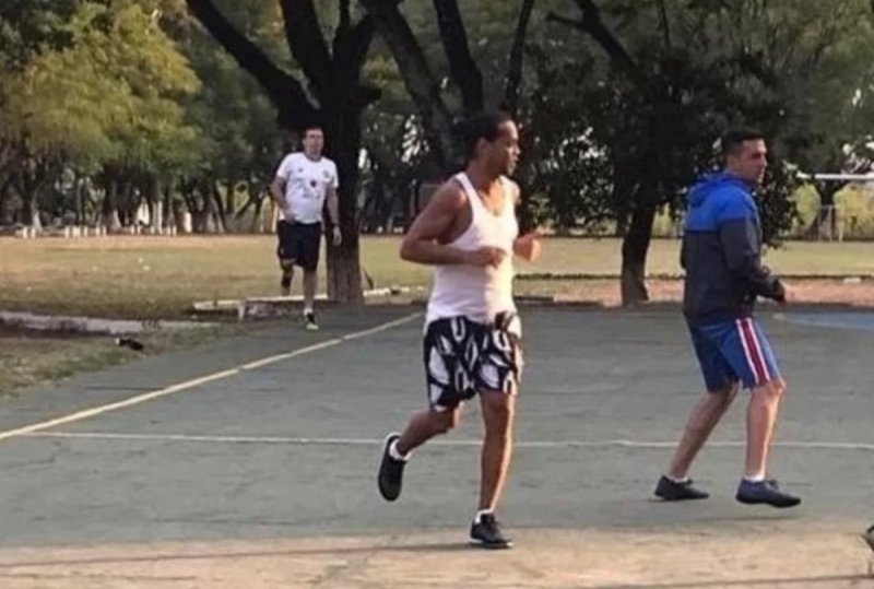 Ronaldinho se divierte jugado futbol en la cárcel; sale campeón de torneo y gana un cerdo