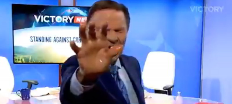 Pastor “cura” de COVID-19 a sus seguidores por medio de la TV