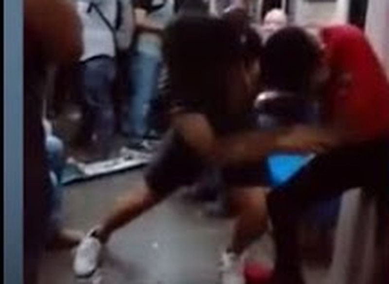 Brutal pelea de dos hombres en metro de Monterrey