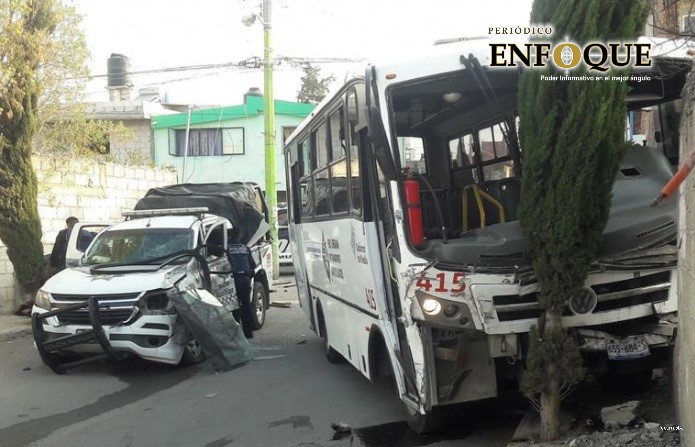 Aparatoso accidente entre una patrulla de la Policía Auxiliar y un microbús de RUTA
