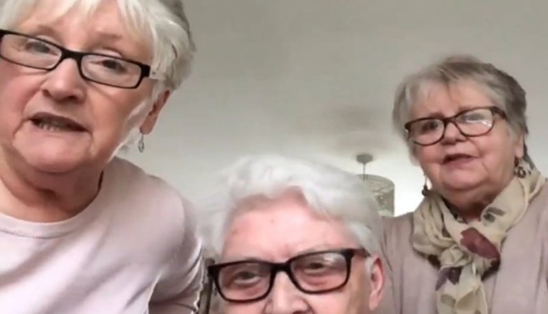 Abuelitas se mudan juntas para pasar la cuarentena juntas