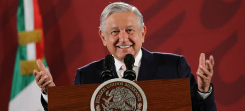 AMLO llama a empresarios a vender litro de gasolina por debajo de 17 pesos