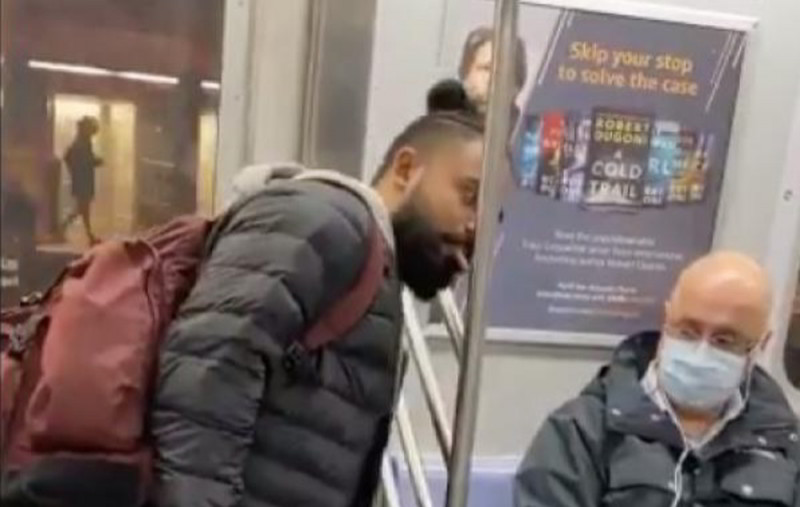 Sujeto lame el tubo del metro en plena pandemia de coronavirus