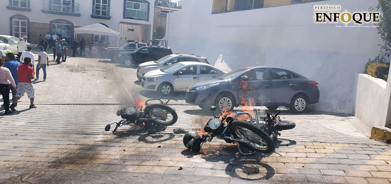 Tahoneros causan destrozos y queman moto patrullas en Totolac