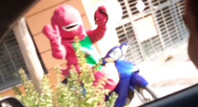 Detienen a hombre por violar la cuarentena disfrazado de Barney