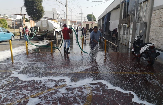 Desinfectan tianguis de Santiago Mixquitla en San Pedro Cholula por Covid-19 