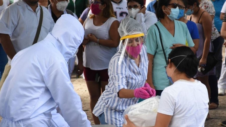 De enfermera a 'cartero': lleva cartas a mano a pacientes hospitalizados con COVID-19