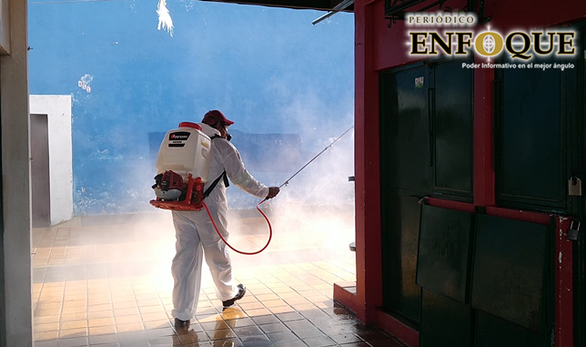 Utilizan cloro e hipoclorito para sanitizar espacios públicos de San Pedro Cholula 