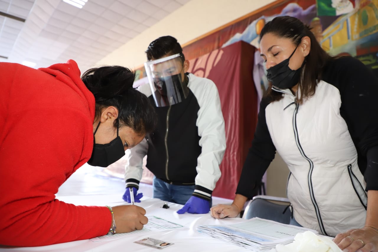 Karina Pérez Popoca entrega apoyos a más de 300 familias sanandreseñas durante esta contingencia sanitaria