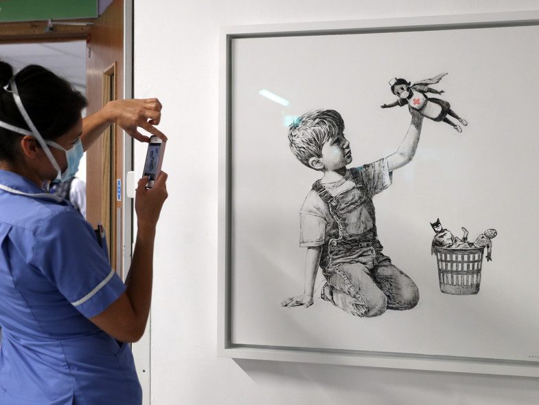 'Una heroína con capa y cubrebocas': Banksy agradece a médicos y enfermeras con nueva obra