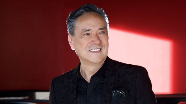 Esposa de Yoshio lucha por encontrar remdesivir para el cantante; sigue muy grave