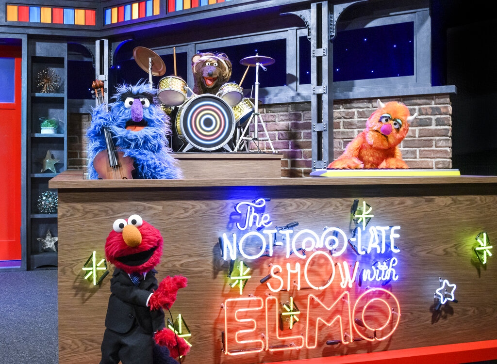 ¿Ya no sabes cómo entretener a tu hijo en la cuarentena? El nuevo talk show de Elmo es una opción