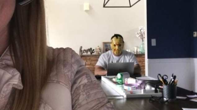 Bromas nivel: hombre usa divertidos disfraces para avergonzar a su esposa en Zoom