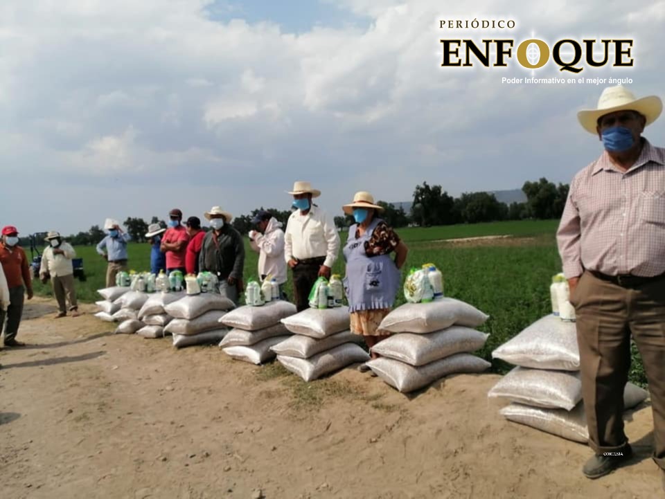 Entregan apoyo a agricultores afectados por lluvias en Tecamachalco