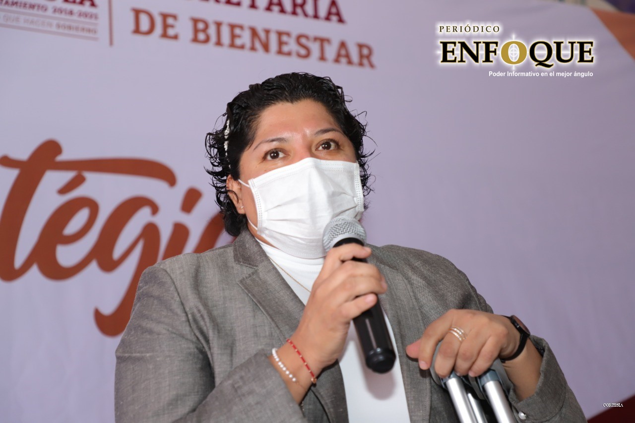 Karina Pérez Popoca continúa entregando despensas en San Andrés Cholula 