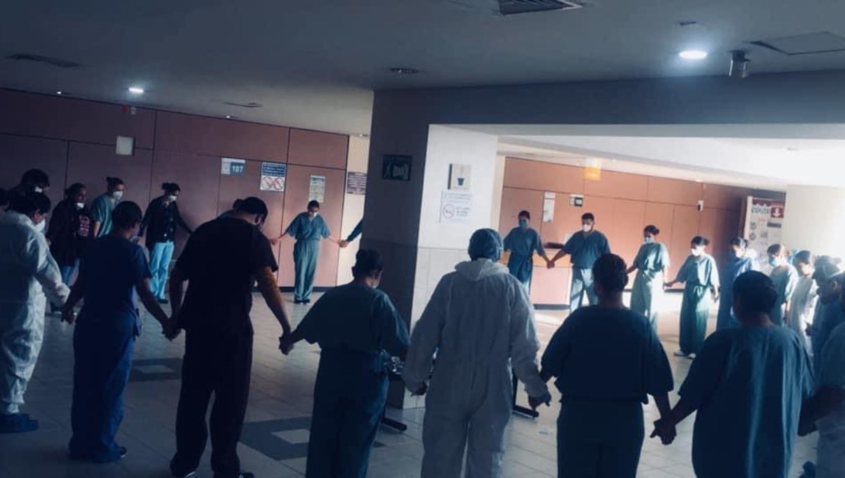 Captan a personal del IMSS rezando antes de atender a pacientes COVID en impactante foto