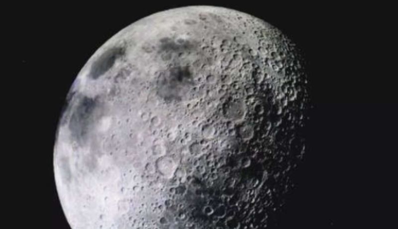 Hay agua en la superficie de la Luna, confirma la NASA