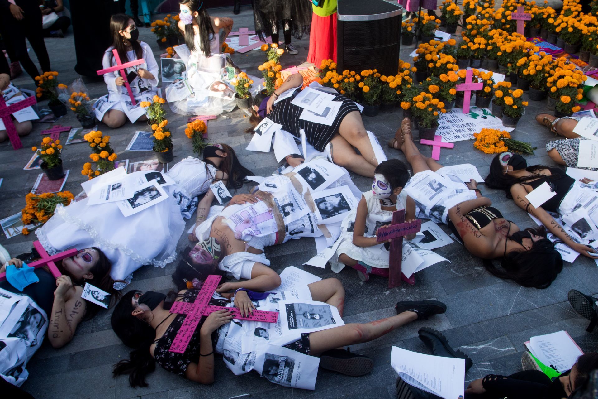 Mujeres marchan y hacen performance en honor a víctimas de feminicidio y desaparecidas en CDMX
