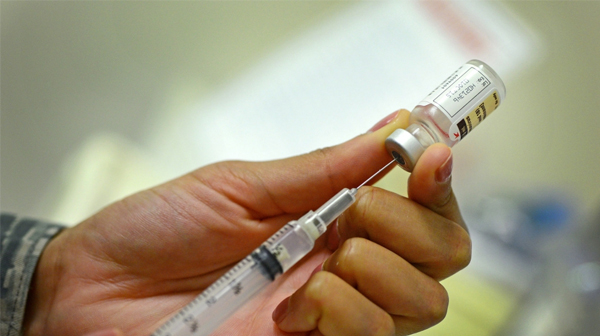 2020 aún tiene 'chance' de despedirse con una vacuna contra COVID-19, asegura AstraZeneca