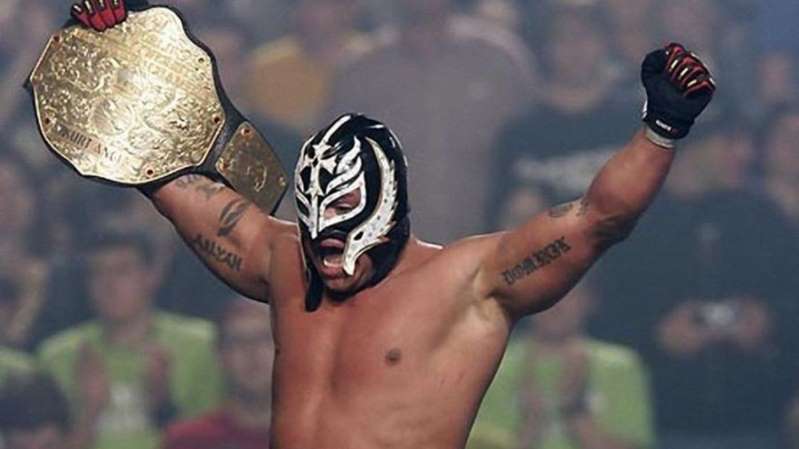 'Rey Mysterio' muestra su rostro sin máscara por amor