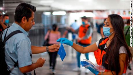 Aumentan a 96,430 muertes por coronavirus en México; hay 986,177 casos confirmados