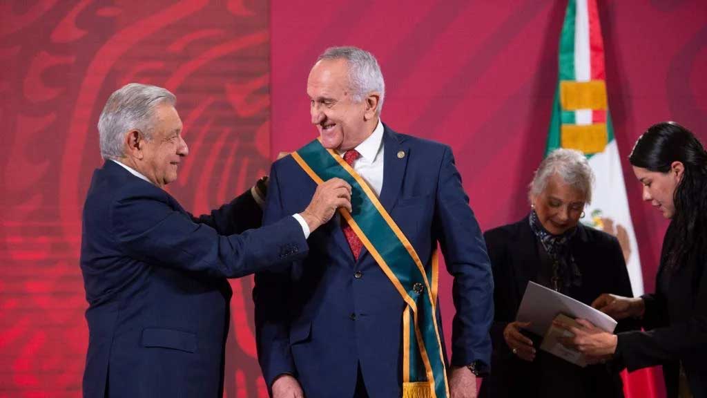 Seade recibe condecoración 'Miguel Hidalgo' en Grado Banda por negociación del T-MEC