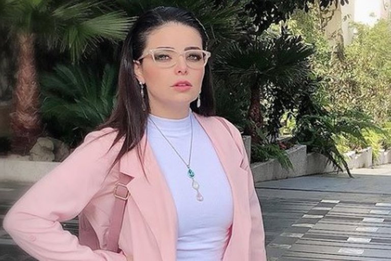 Violeta Isfel sorprendió con nueva foto erótica donde posa con sus famosas hamburguesas