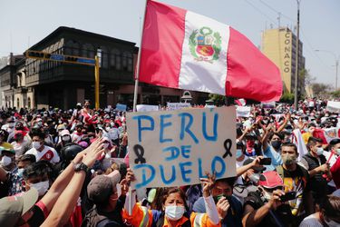 Perú se queda sin presidente y con un Congreso a la deriva