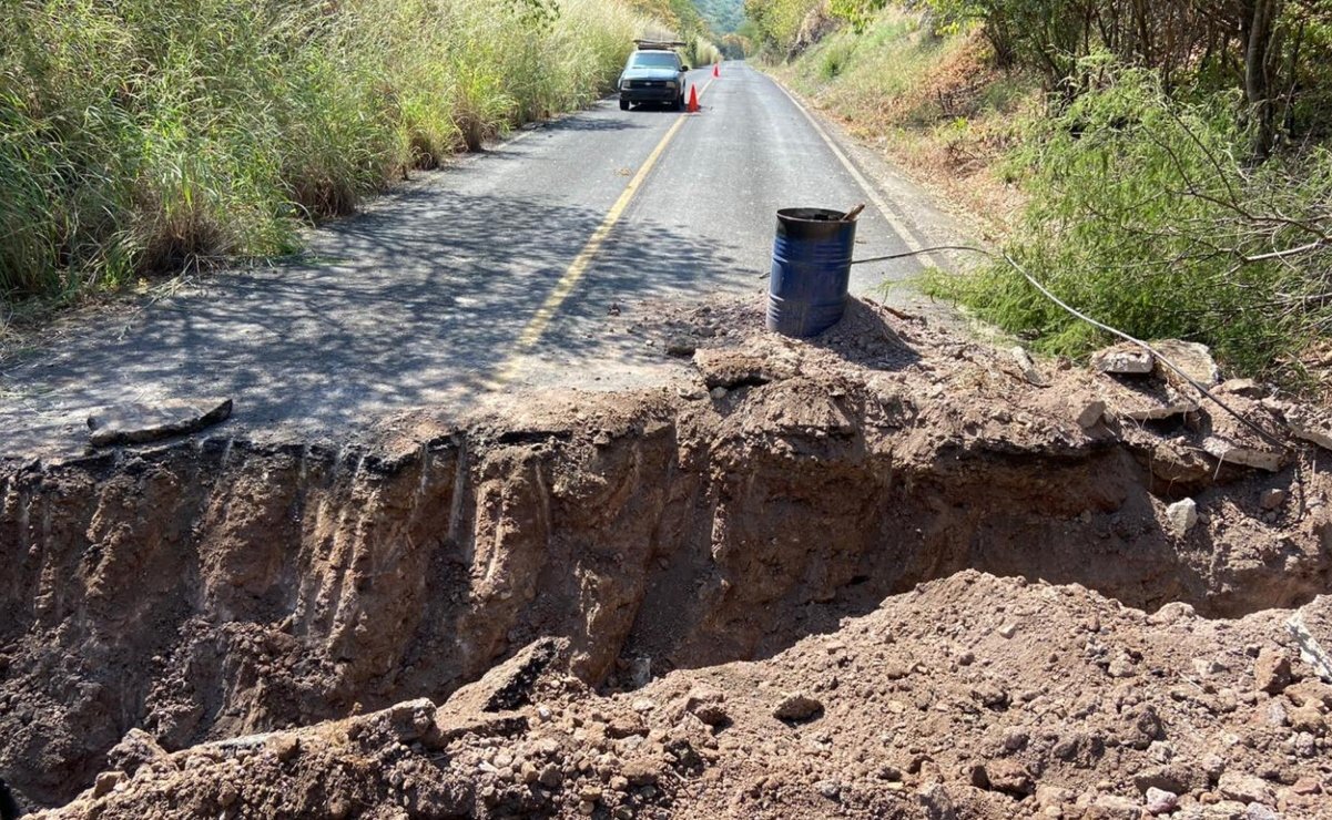 Pobladores excavan zanjas en carreteras para frenar al CJNG en Michoacán